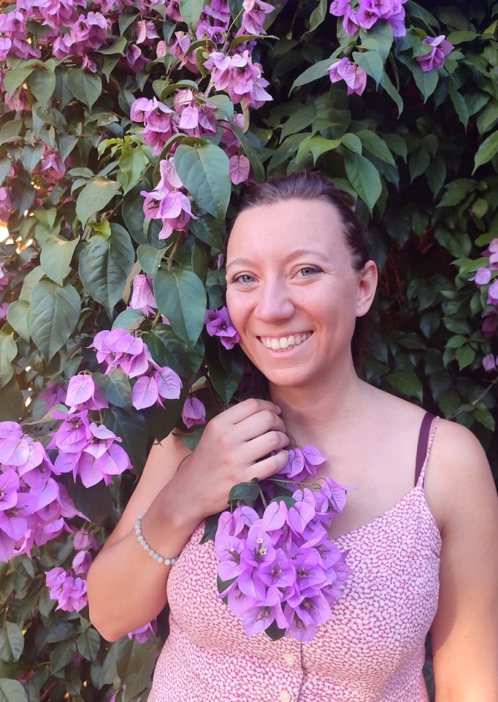 Claudia De Querquis tra le buganvillea